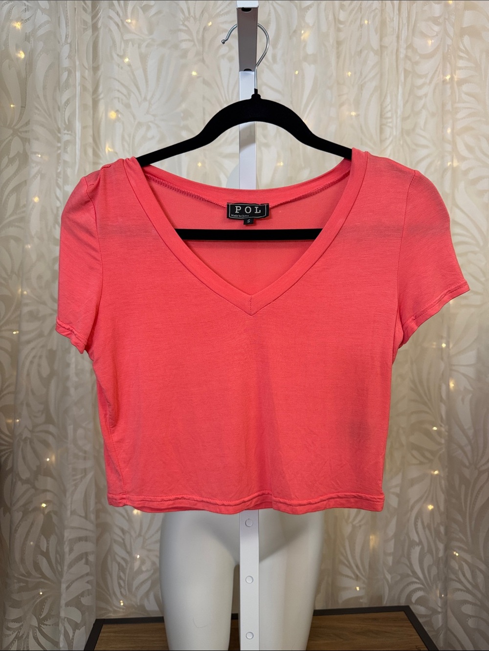 POL Coral V‑Neck Crop Top-Short Sleeve